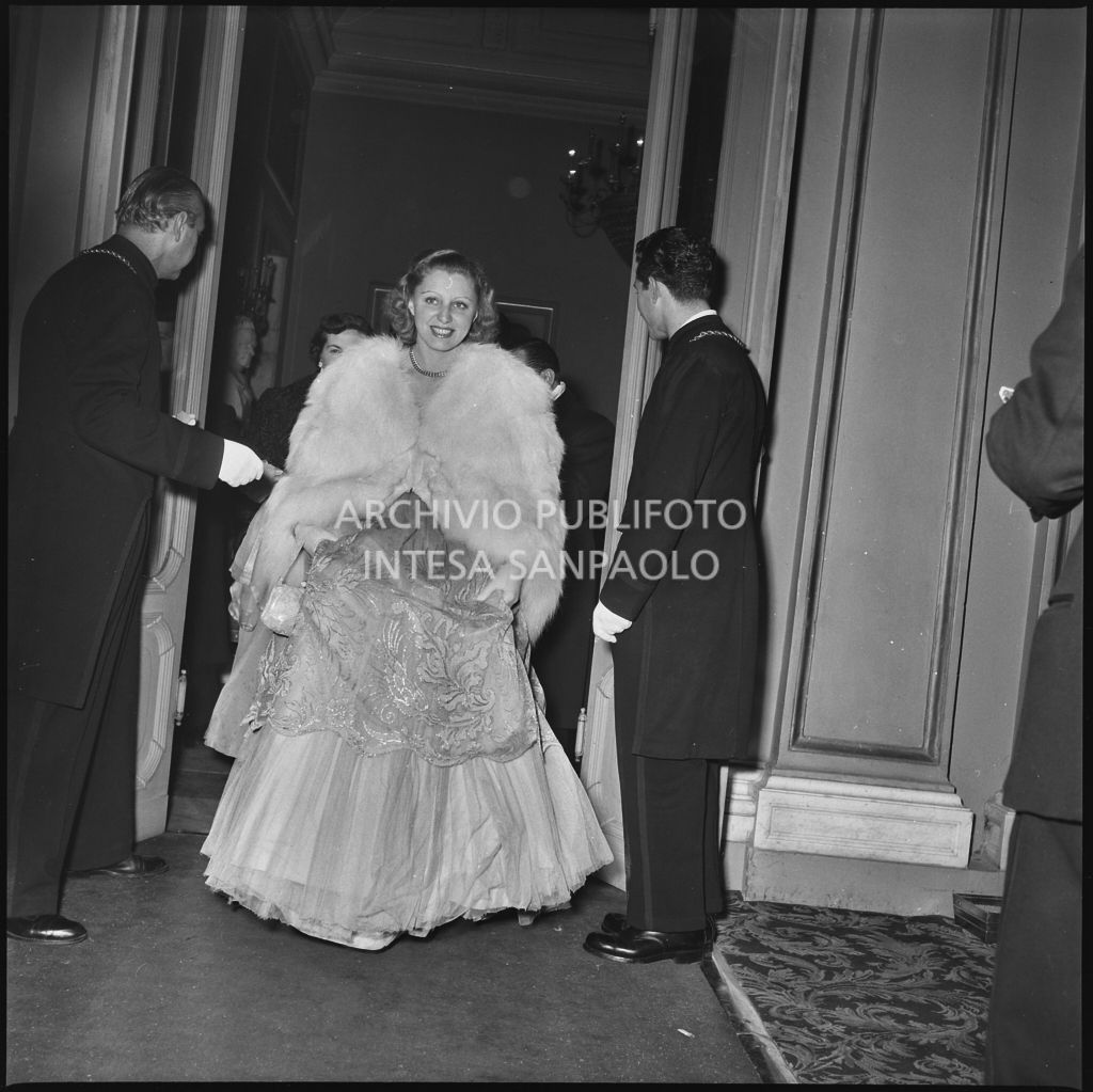 Graziella Brunner nel foyer del Teatro alla Scala in occasione della serata inaugurale della stagione lirica 1952-1953 con l'opera "Macbeth", di Giuseppe Verdi, diretta da Victor de Sabata, con la regia di Carl Ebert