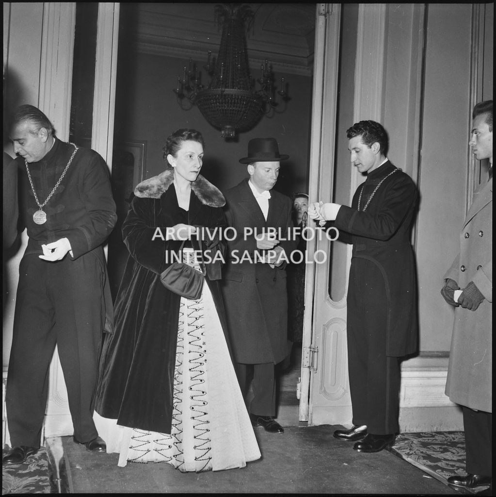 La signora Lagomarsino con il marito nel foyer del Teatro alla Scala in occasione della serata inaugurale della stagione lirica 1952-1953 con l'opera "Macbeth", di Giuseppe Verdi, diretta da Victor de Sabata, con la regia di Carl Ebert
