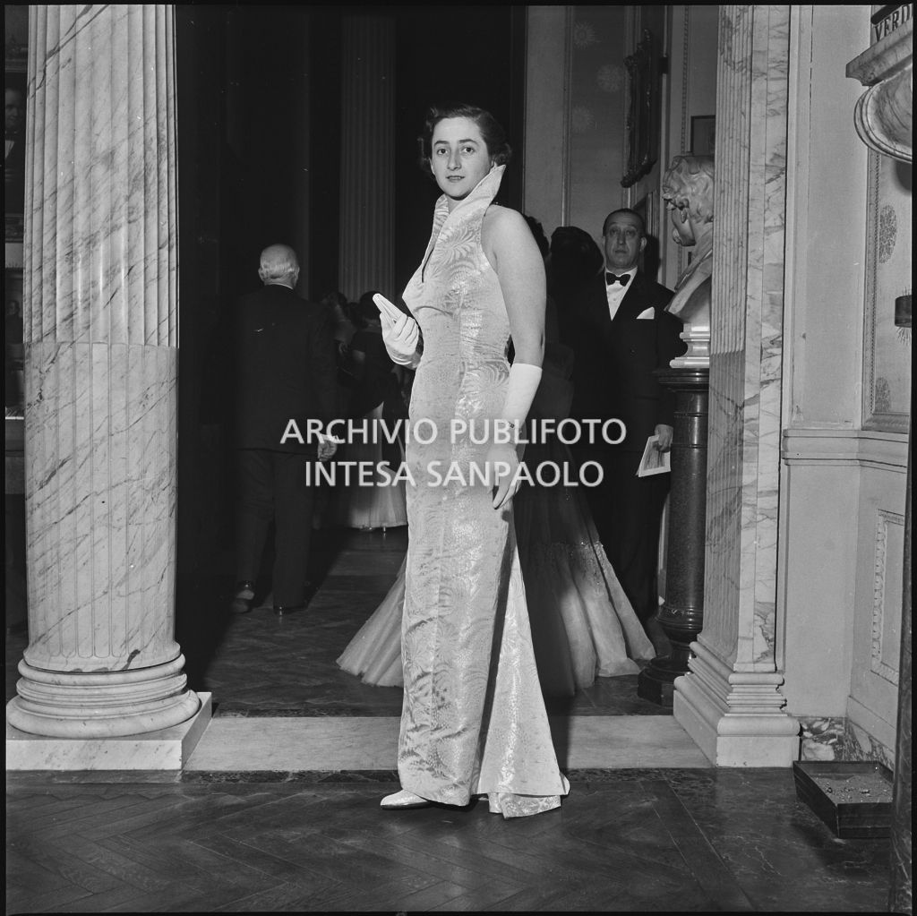 La signora Cauli nel foyer del Teatro alla Scala in occasione della serata inaugurale della stagione lirica 1952-1953 con l'opera "Macbeth", di Giuseppe Verdi, diretta da Victor de Sabata, con la regia di Carl Ebert