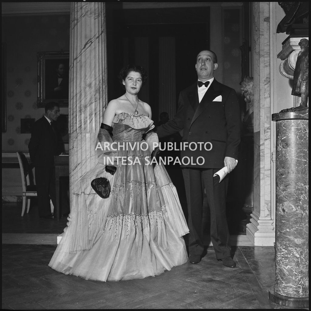 Spettatori nel foyer del Teatro alla Scala in occasione della serata inaugurale della stagione lirica 1952-1953 con l'opera "Macbeth", di Giuseppe Verdi, diretta da Victor de Sabata, con la regia di Carl Ebert