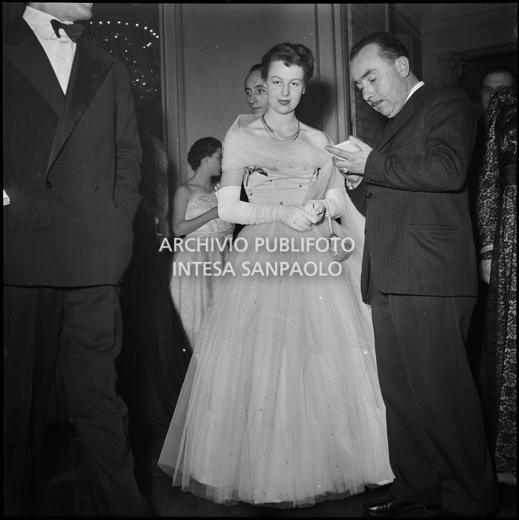 Maria Pia Fantini e Franco Giglio nel foyer del Teatro alla Scala, in occasione della serata inaugurale della stagione lirica 1951-1952 con l'opera "I Vespri siciliani" di Giuseppe Verdi, diretta da Victor de Sabata, con la regia di Herbert Graf