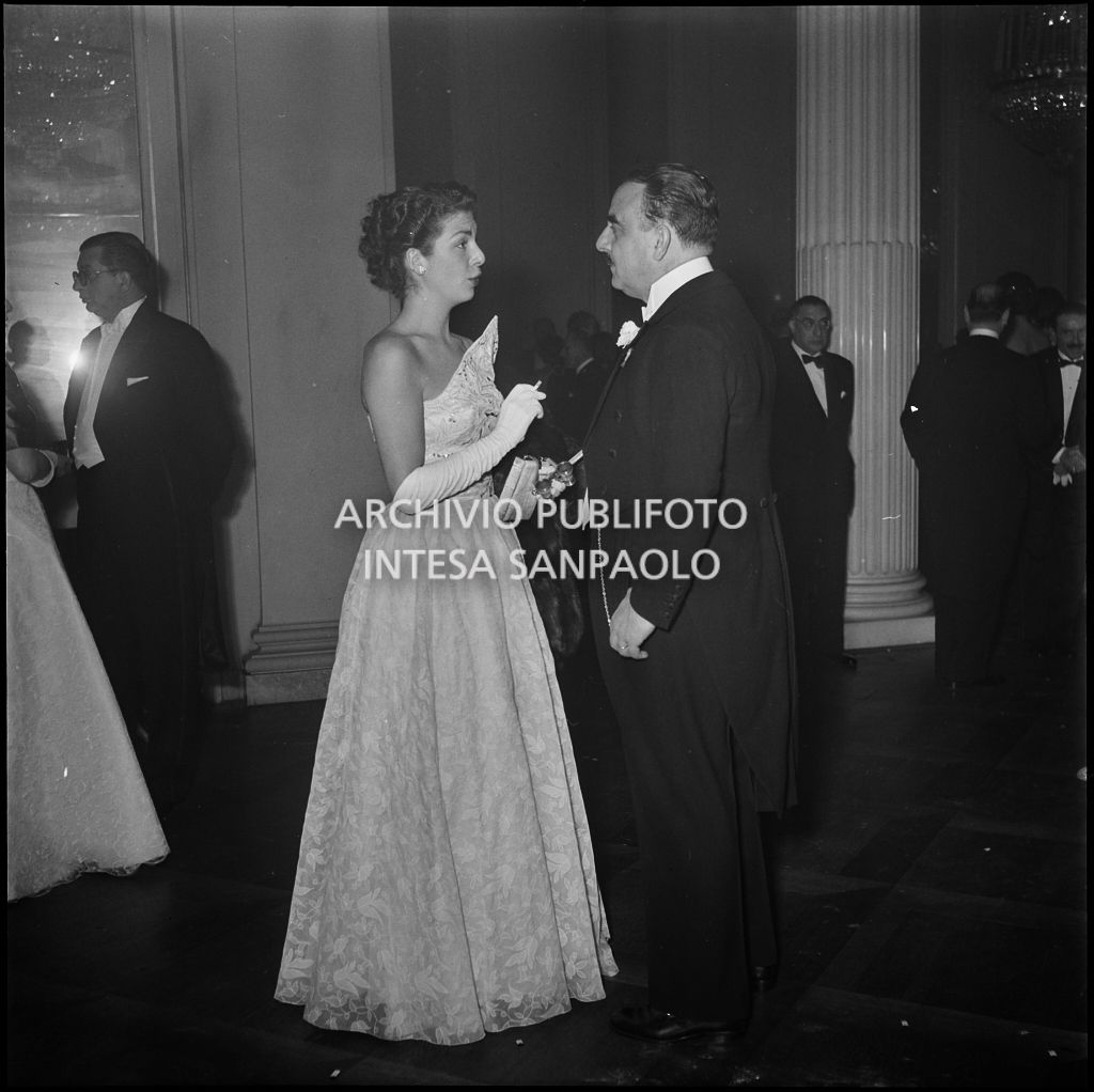 Il professor Cutolo intrattiene una spettatrice al Teatro alla Scala, in occasione della serata inaugurale della stagione lirica 1951-1952 con l'opera "I Vespri siciliani" di Giuseppe Verdi, diretta da Victor de Sabata, con la regia di Herbert Graf