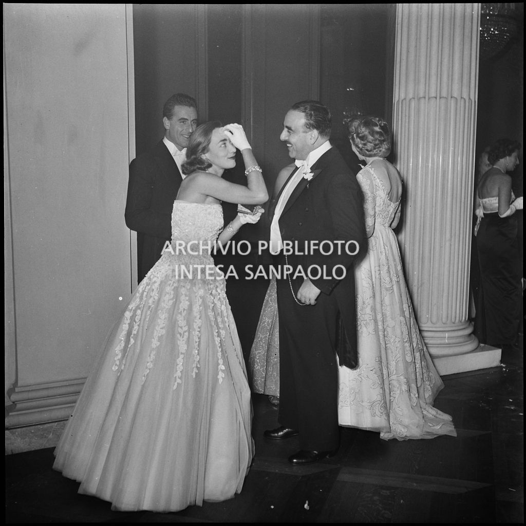 La signora Rizzoli scherza con il professor Cutolo, al Teatro alla Scala, in occasione della serata inaugurale della stagione lirica 1951-1952 con l'opera "I Vespri siciliani" di Giuseppe Verdi, diretta da Victor de Sabata, con la regia di Herbert Graf