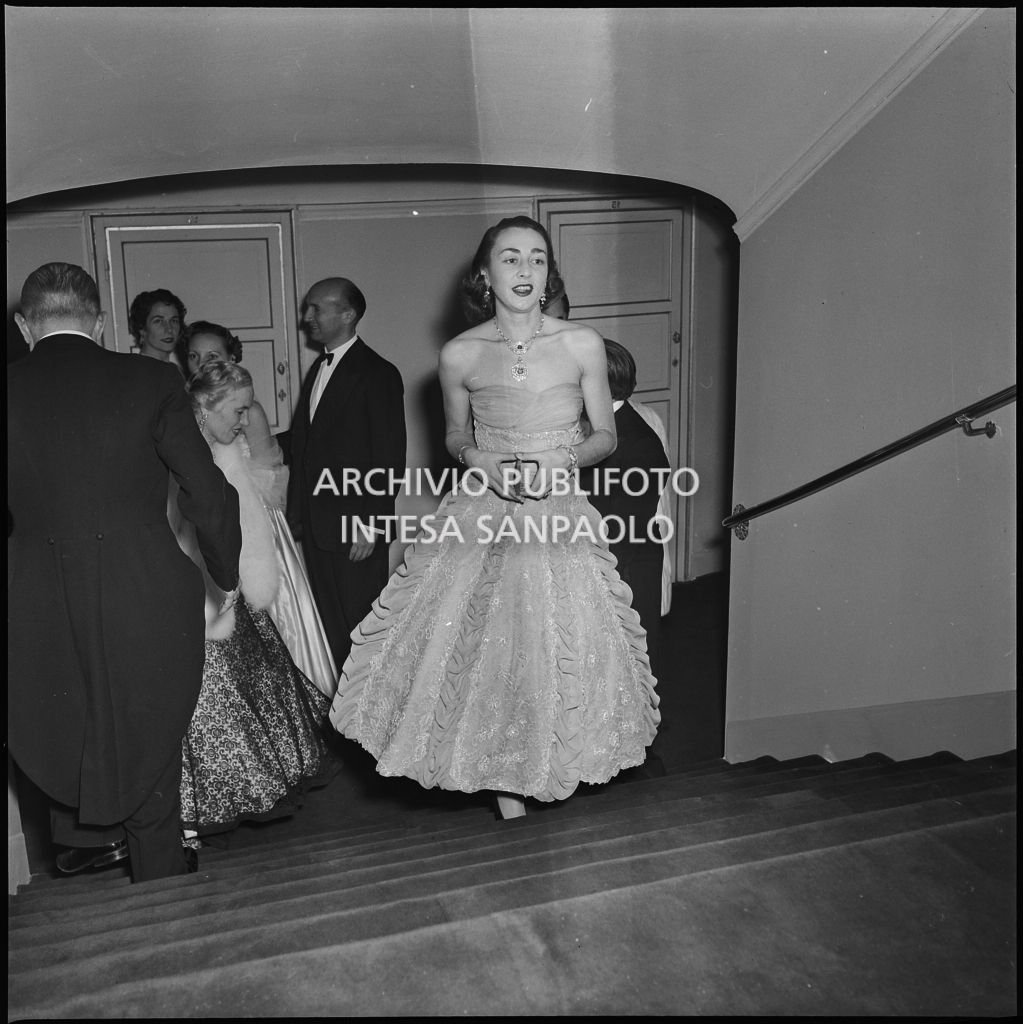 La signora Rizzoli al Teatro alla Scala in occasione della serata inaugurale della stagione lirica 1952-1953 con l'opera "Macbeth", di Giuseppe Verdi, diretta da Victor de Sabata, con la regia di Carl Ebert