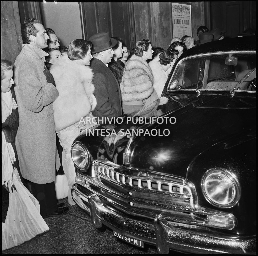 Spettatori all'esterno del Teatro alla Scala, nella galleria delle carrozze, la sera dell'inaugurazione della stagione lirica 1952-1953 con l'opera "Macbeth", di Giuseppe Verdi, diretta da Victor de Sabata, con la regia di Carl Ebert