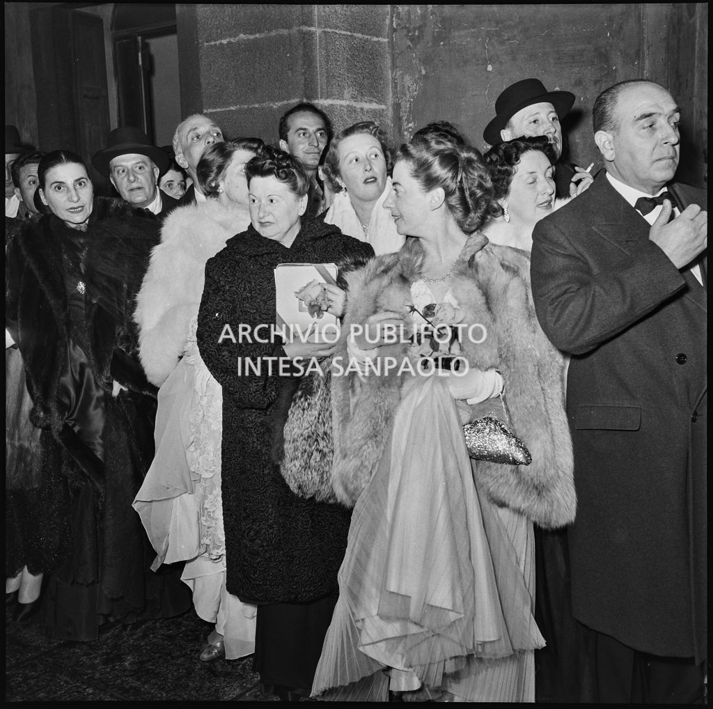 Spettatori all'esterno del Teatro alla Scala, nella galleria delle carrozze, la sera dell'inaugurazione della stagione lirica 1952-1953 con l'opera "Macbeth", di Giuseppe Verdi, diretta da Victor de Sabata, con la regia di Carl Ebert
