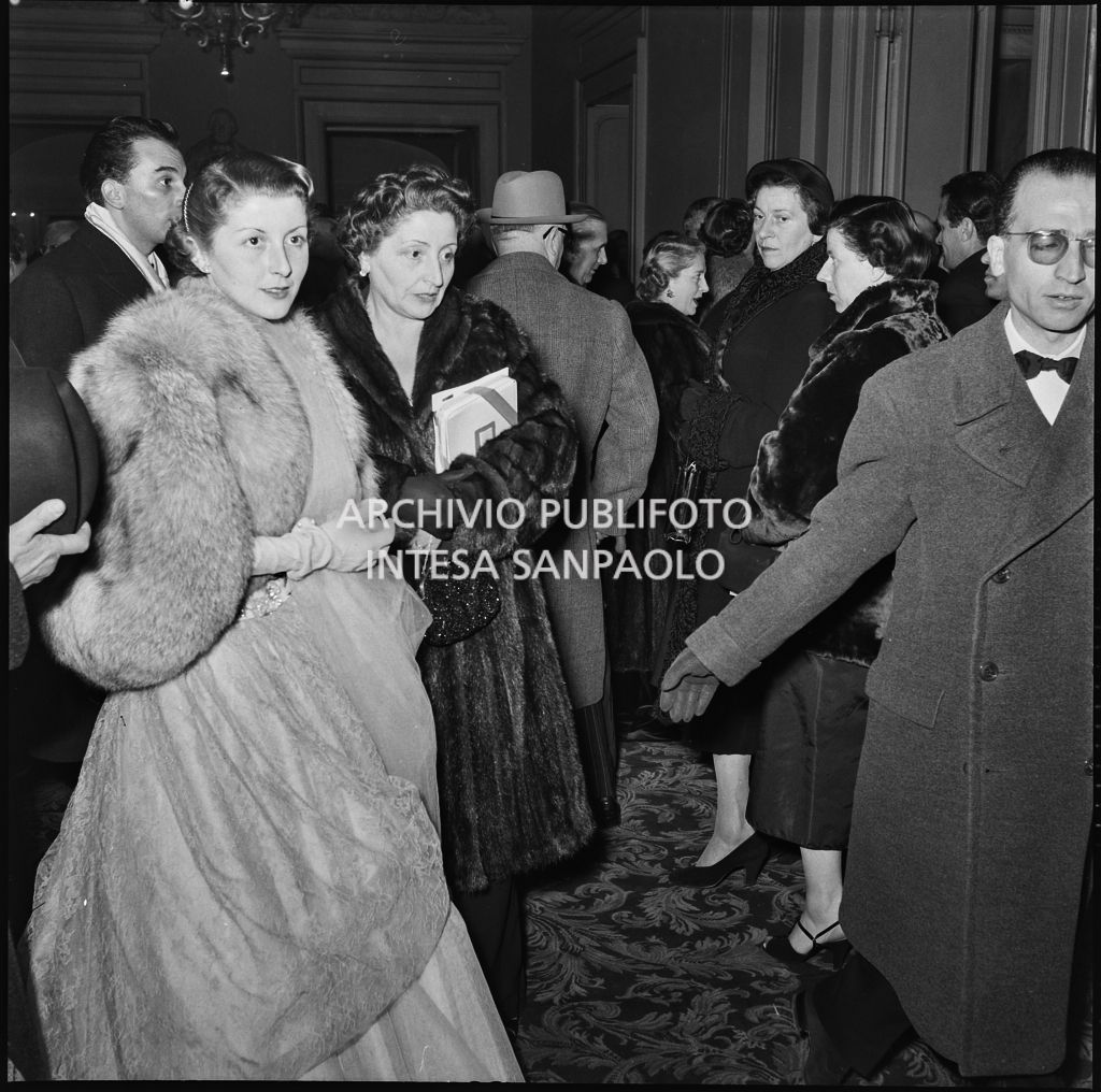 Spettatori nel foyer del Teatro alla Scala in occasione della serata inaugurale della stagione lirica 1952-1953 con l'opera "Macbeth", di Giuseppe Verdi, diretta da Victor de Sabata, con la regia di Carl Ebert