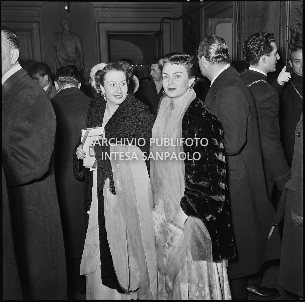 Spettatori nel foyer del Teatro alla Scala in occasione della serata inaugurale della stagione lirica 1952-1953 con l'opera "Macbeth", di Giuseppe Verdi, diretta da Victor de Sabata, con la regia di Carl Ebert