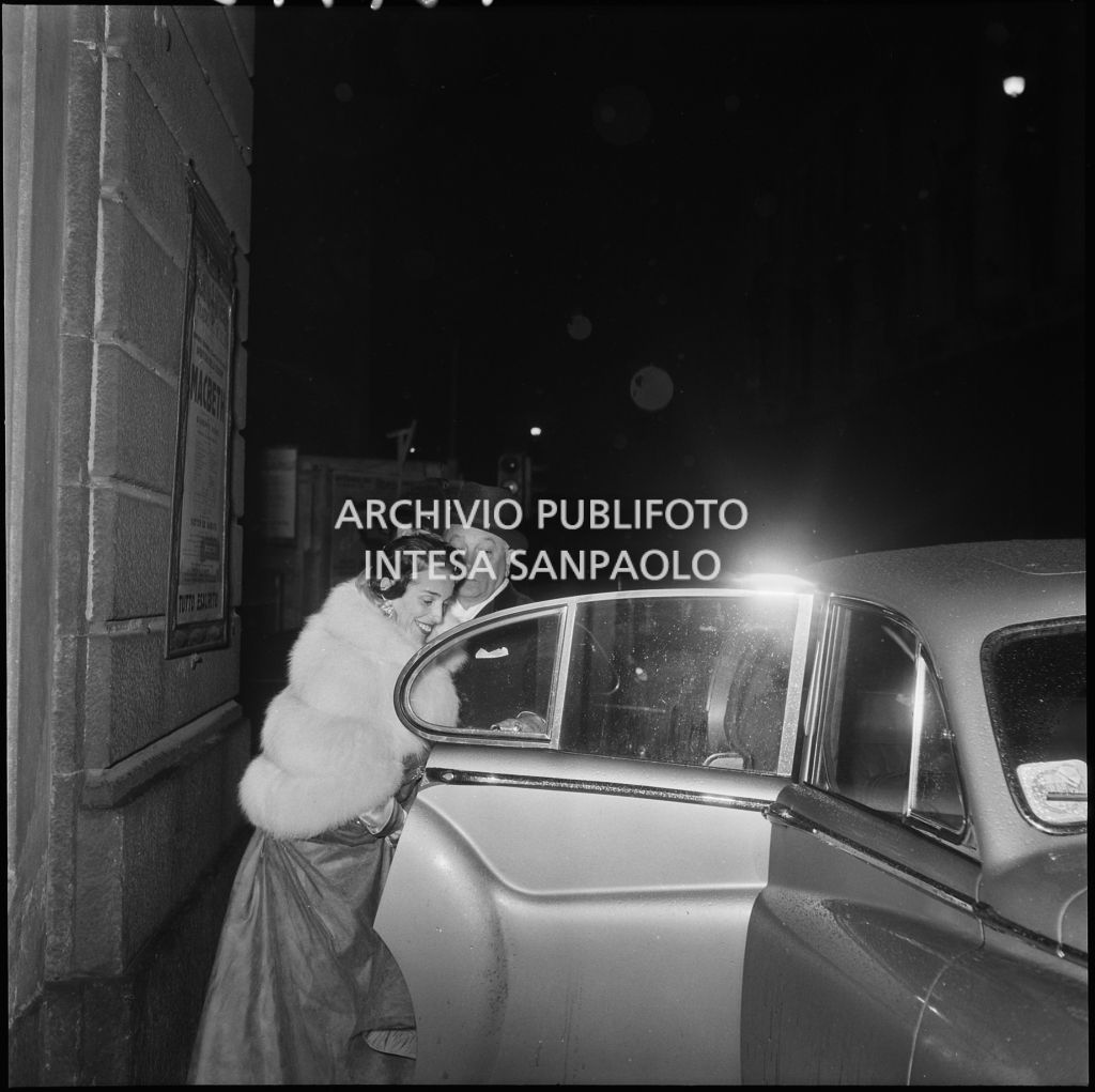 Spettatori salgono su un'automobile, nella galleria delle carrozze, fuori dal Teatro alla Scala, la sera dell'inaugurazione della stagione lirica 1952-1953 con l'opera "Macbeth", di Giuseppe Verdi, diretta da Victor de Sabata, con la regia di Carl Ebert