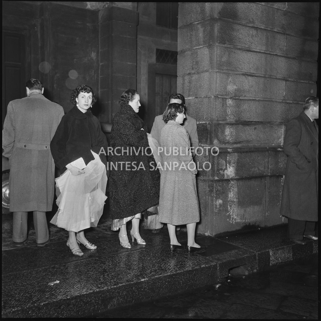 Spettatori all'esterno del Teatro alla Scala, nella galleria delle carrozze, la sera dell'inaugurazione della stagione lirica 1952-1953 con l'opera "Macbeth", di Giuseppe Verdi, diretta da Victor de Sabata, con la regia di Carl Ebert