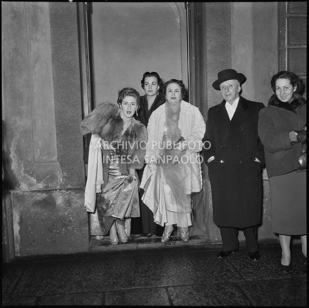 Spettatori all'esterno del Teatro alla Scala, nella galleria delle carrozze, la sera dell'inaugurazione della stagione lirica 1952-1953 con l'opera "Macbeth", di Giuseppe Verdi, diretta da Victor de Sabata, con la regia di Carl Ebert