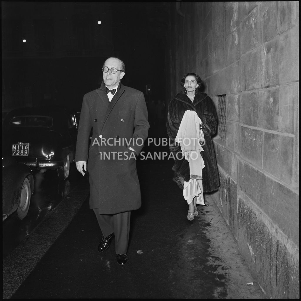 Spettatori all'esterno del Teatro alla Scala la sera dell'inaugurazione della stagione lirica 1952-1953 con l'opera "Macbeth", di Giuseppe Verdi, diretta da Victor de Sabata, con la regia di Carl Ebert