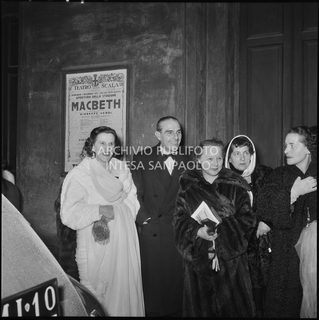 Spettatori all'esterno del Teatro alla Scala, nella galleria delle carrozze, la sera dell'inaugurazione della stagione lirica 1952-1953 con l'opera "Macbeth", di Giuseppe Verdi, diretta da Victor de Sabata, con la regia di Carl Ebert