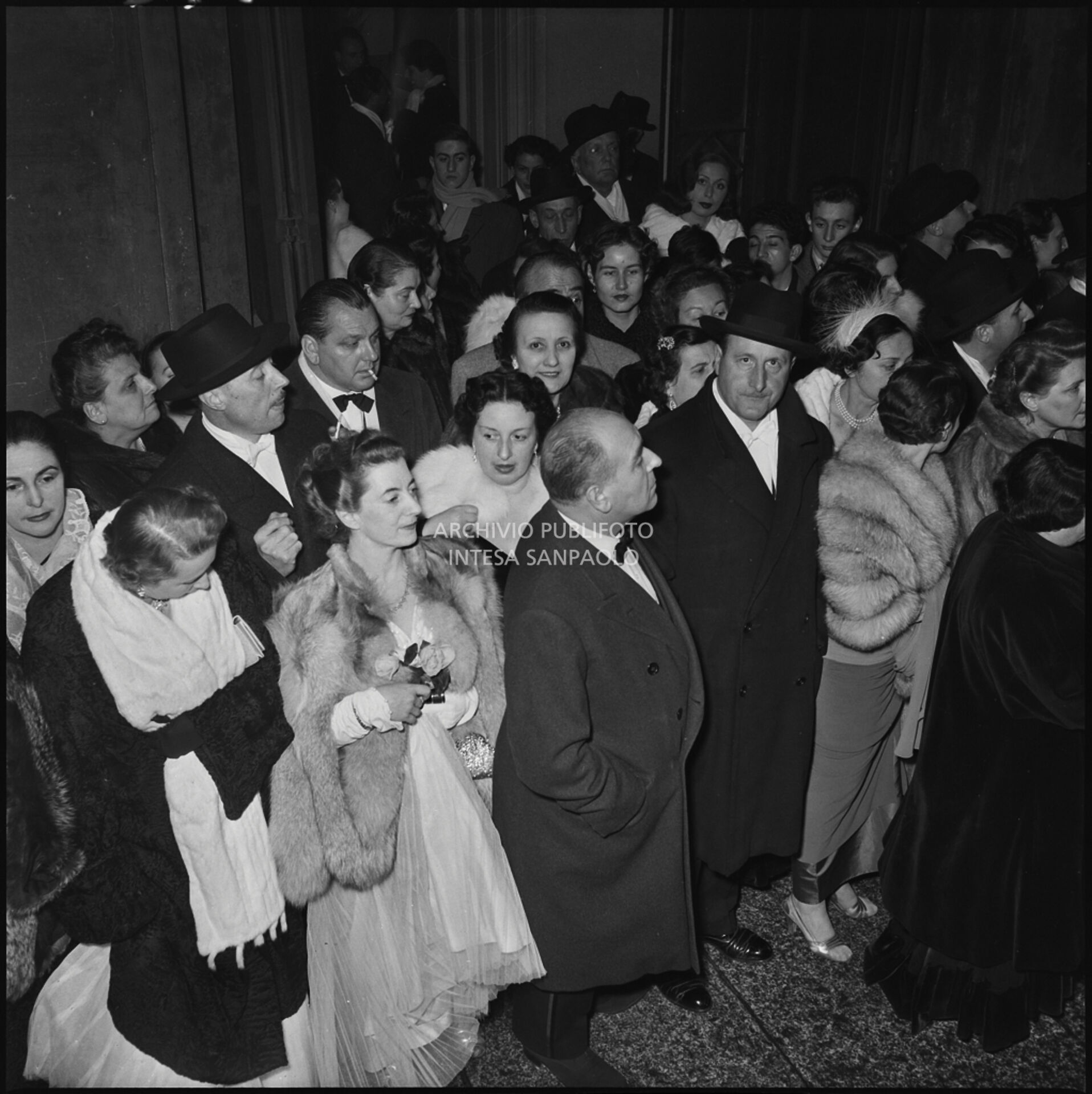 Spettatori All'esterno Del Teatro Alla Scala, Nella Galleria Delle ...