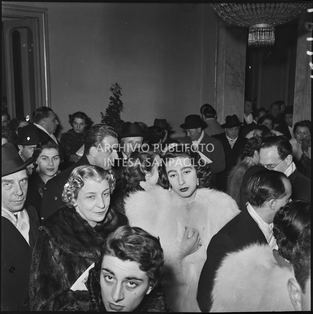 Spettatori nel foyer del Teatro alla Scala in occasione della serata inaugurale della stagione lirica 1952-1953 con l'opera "Macbeth", di Giuseppe Verdi, diretta da Victor de Sabata, con la regia di Carl Ebert