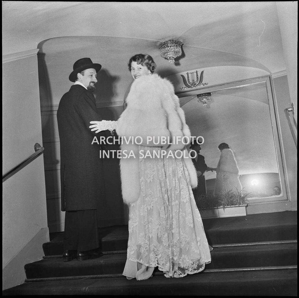 Francesco Cetti Serbelloni Castelli e Laura Zardi al Teatro alla Scala in occasione della serata inaugurale della stagione lirica 1952-1953 con l'opera "Macbeth", di Giuseppe Verdi, diretta da Victor de Sabata, con la regia di Carl Ebert