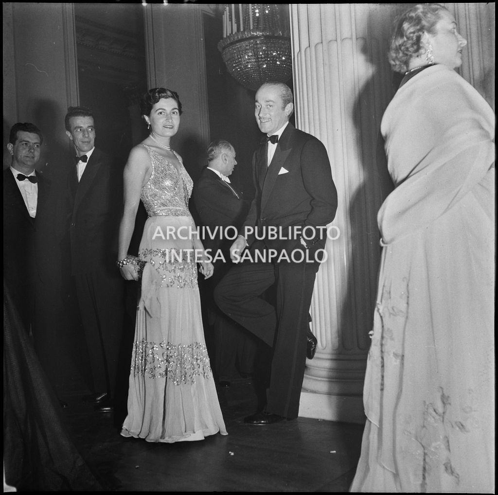 Liliana Sala e il signor Miozzi, al Teatro alla Scala, in occasione della serata inaugurale della stagione lirica 1952-1953 con l'opera "Macbeth", di Giuseppe Verdi, diretta da Victor de Sabata, con la regia di Carl Ebert
