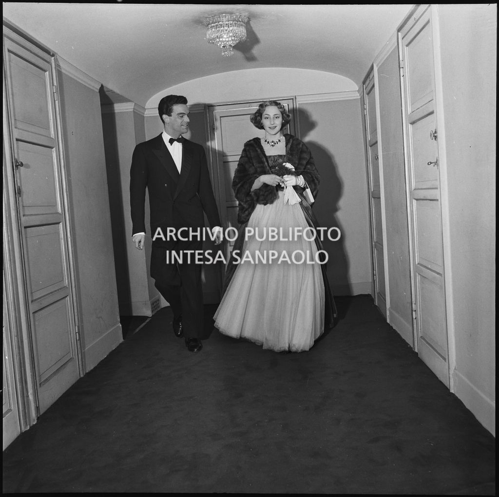 Emanuela di Castelbarco Toscanini e Renan al Teatro alla Scala in occasione della serata inaugurale della stagione lirica 1952-1953 con l'opera "Macbeth" di Giuseppe Verdi diretta da Victor de Sabata, con la regia di Carl Ebert