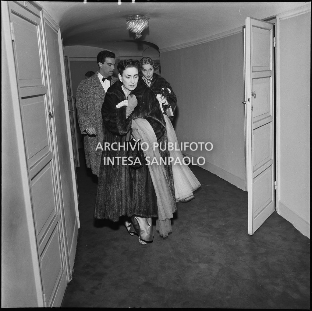 Wally Toscanini, la figlia Emanuela di Castelbarco e Renan al Teatro alla Scala in occasione della serata inaugurale della stagione lirica 1952-1953 con l'opera "Macbeth" di Giuseppe Verdi diretta da Victor de Sabata, con la regia di Carl Ebert