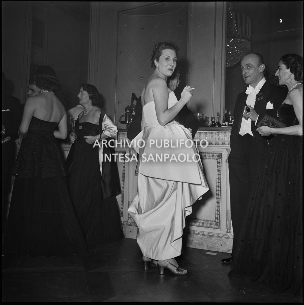 La contessa Franca Belgioioso, al Teatro alla Scala, in occasione della serata inaugurale della stagione lirica 1951-1952 con l'opera "I Vespri siciliani" di Giuseppe Verdi, diretta da Victor de Sabata, con la regia di Herbert Graf