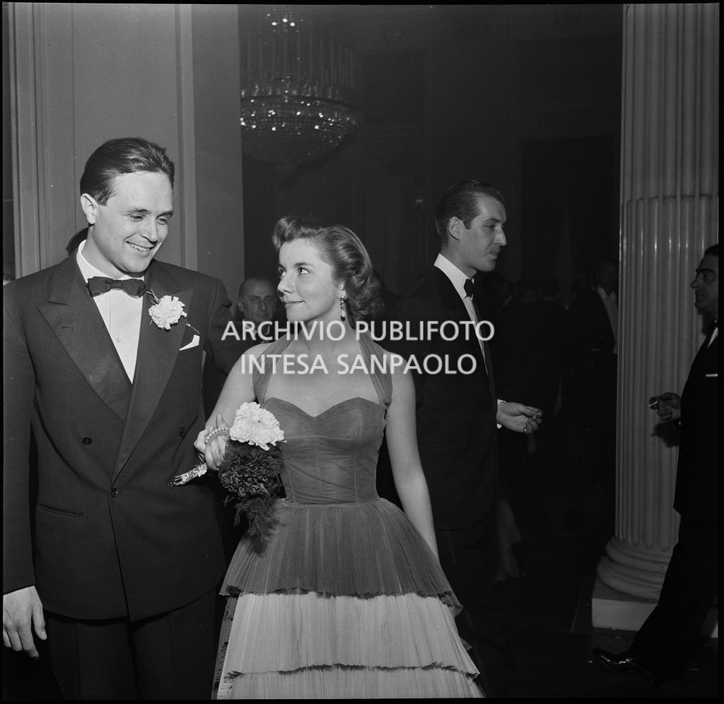 Cristina Mondadori, detta Pucci, con Mario Formenton, suo marito, al Teatro alla Scala, in occasione della serata inaugurale della stagione lirica 1951-1952 con l'opera "I Vespri siciliani" di Giuseppe Verdi, diretta da Victor de Sabata, con la regia di Herbert Graf
