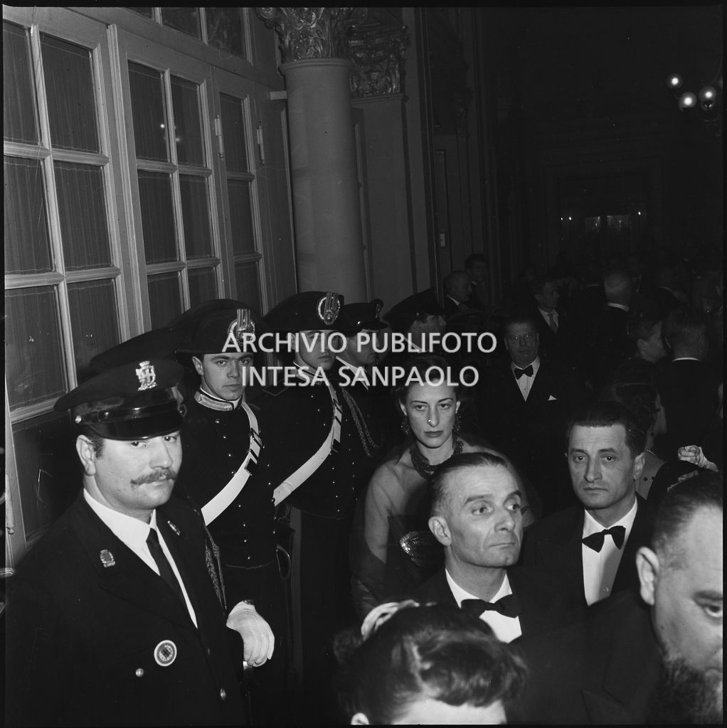 Susanne Mendelssohn, tra gli altri, nel foyer del Teatro alla Scala in occasione della serata inaugurale della stagione lirica 1951-1952 con l'opera "I Vespri siciliani" di Giuseppe Verdi, diretta da Victor de Sabata, con la regia di Herbert Graf