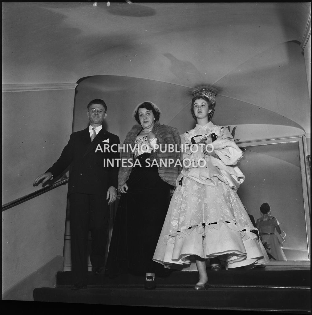Giovanni, Franca e Gianfranca Geloso al Teatro alla Scala in occasione della serata inaugurale della stagione lirica 1951-1952 con l'opera "I Vespri siciliani" di Giuseppe Verdi, diretta da Victor de Sabata, con la regia di Herbert Graf