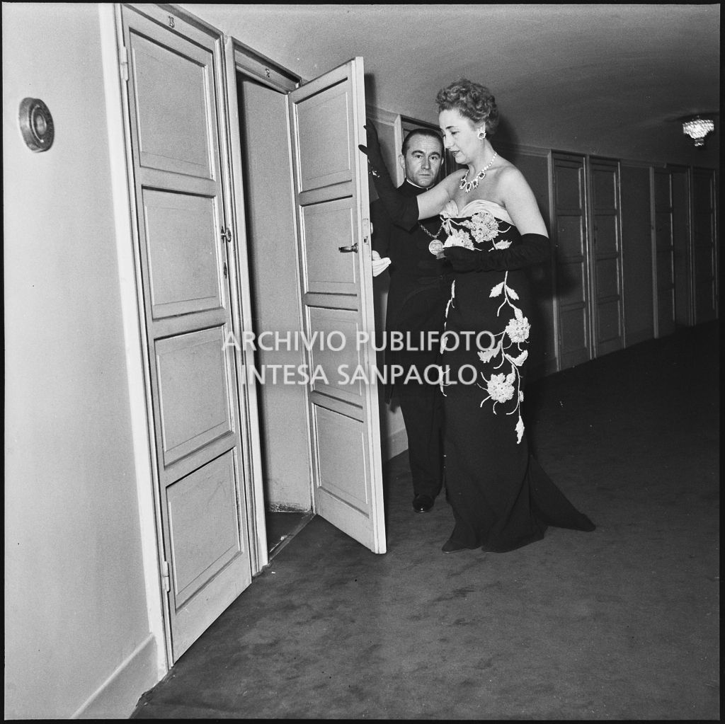 La contessa Alma Maria Lami mentre entra in un palco, al Teatro alla Scala, in occasione della serata inaugurale della stagione lirica 1953-1954 con l'opera "La Wally", di Alfredo Catalani, diretta da Carlo Maria Giulini, con la regia di Tatiana Pavlova
