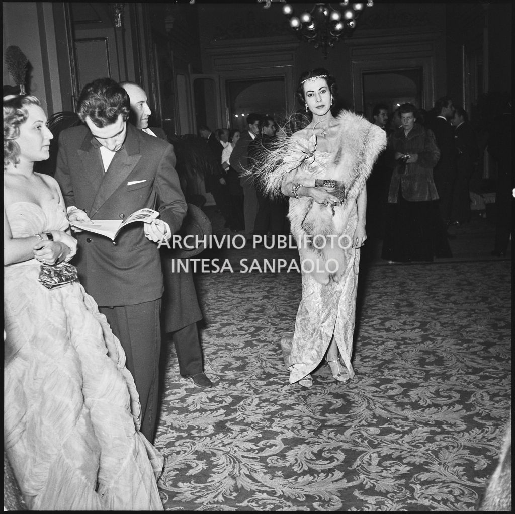 La marchesa Garroni Carbonara nel foyer del Teatro alla Scala in occasione della serata inaugurale della stagione lirica 1953-1954 con l'opera "La Wally", di Alfredo Catalani, diretta da Carlo Maria Giulini, con la regia di Tatiana Pavlova