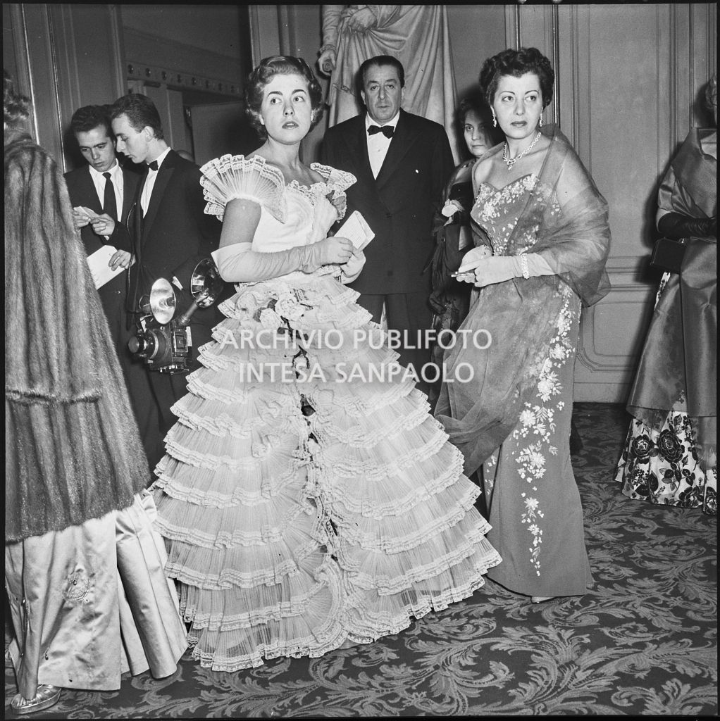 Iride e Nadia Zanotti nel foyer del Teatro alla Scala in occasione della serata inaugurale della stagione lirica 1953-1954 con l'opera "La Wally", di Alfredo Catalani, diretta da Carlo Maria Giulini, con la regia di Tatiana Pavlova