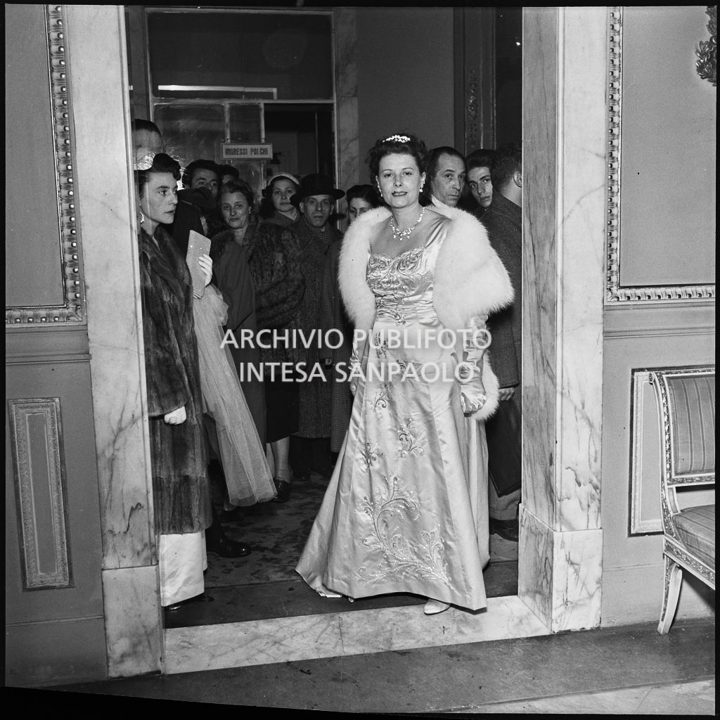 Cecilia Malvezzi nel foyer del Teatro alla Scala in occasione della serata inaugurale della stagione lirica 1953-1954 con l'opera "La Wally", di Alfredo Catalani, diretta da Carlo Maria Giulini, con la regia di Tatiana Pavlova