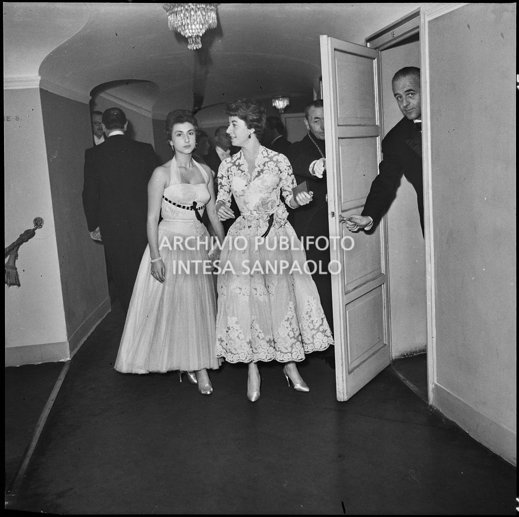 Carla De Angeli e Liliana Forti al Teatro alla Scala in occasione della serata inaugurale della stagione lirica 1953-1954 con l'opera "La Wally", di Alfredo Catalani, diretta da Carlo Maria Giulini, con la regia di Tatiana Pavlova