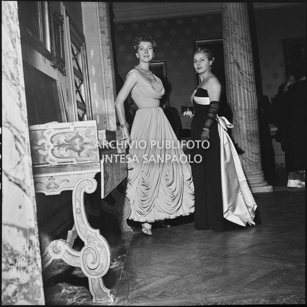 Le signore Smiderle e Bernasconi, al Teatro alla Scala, in occasione della serata inaugurale della stagione lirica 1953-1954 con l'opera "La Wally", di Alfredo Catalani, diretta da Carlo Maria Giulini, con la regia di Tatiana Pavlova