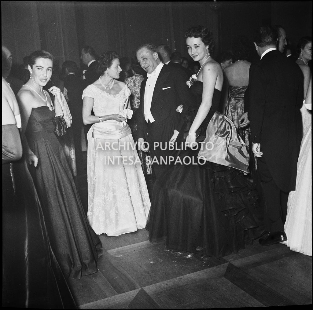 Giovanna Lomazzi e Enrica Borsani al Teatro alla Scala in occasione della serata inaugurale della stagione lirica 1953-1954 con l'opera "La Wally", di Alfredo Catalani, diretta da Carlo Maria Giulini, con la regia di Tatiana Pavlova