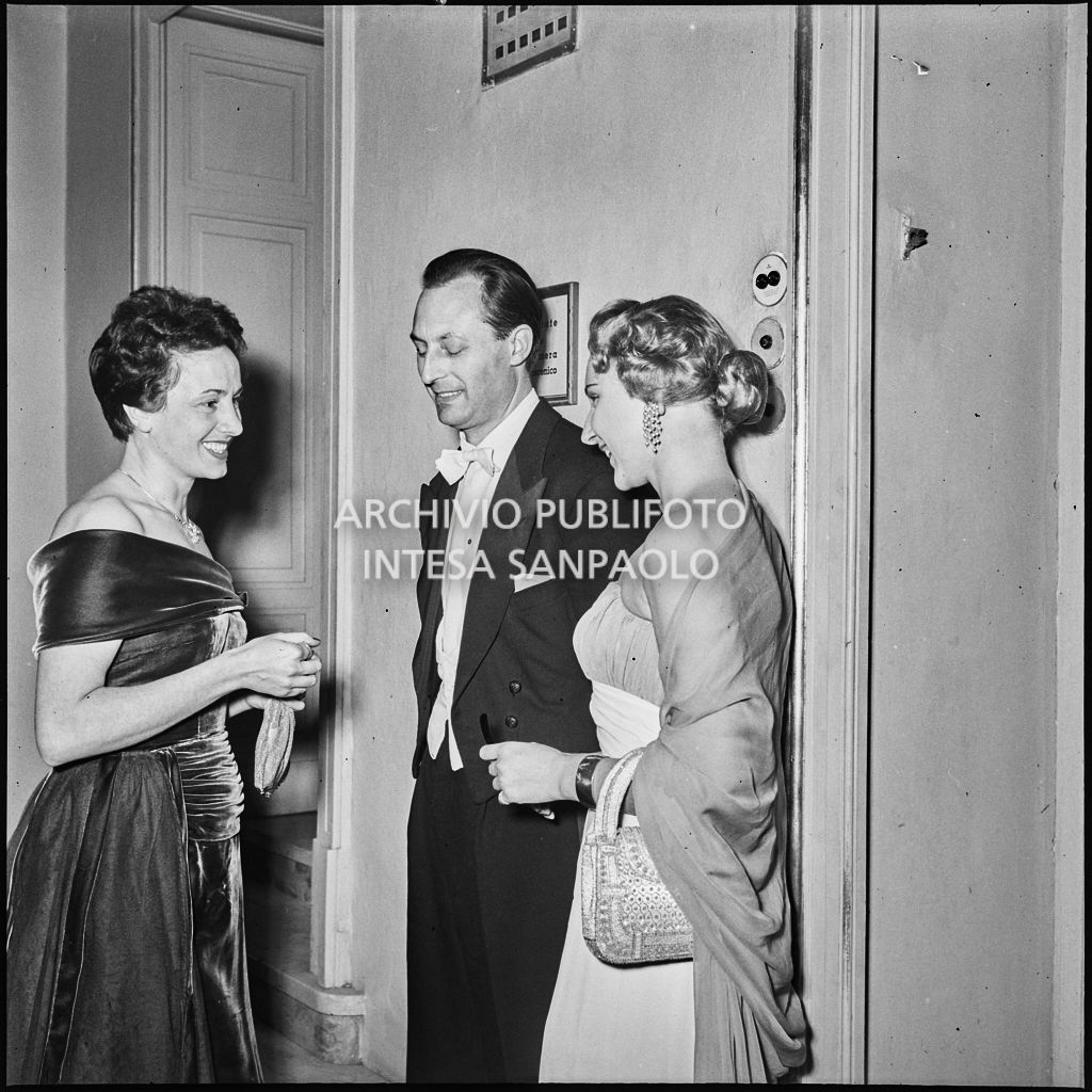 Il direttore d'orchestra Carlo Maria Giulini con la moglie Marcella De Girolami e Emanuela di Castelbarco Toscanini (a destra)  al Teatro alla Scala in occasione della serata inaugurale della stagione lirica 1953-1954 con l'opera "La Wally", di Alfredo Catalani, diretta da Giulini stesso, con la regia di Tatiana Pavlova
