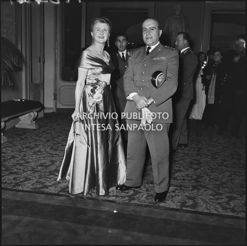 Il generale Mancinelli con la moglie nel foyer del Teatro alla Scala in occasione della serata inaugurale della stagione lirica 1953-1954 con l'opera "La Wally", di Alfredo Catalani, diretta da Carlo Maria Giulini, con la regia di Tatiana Pavlova