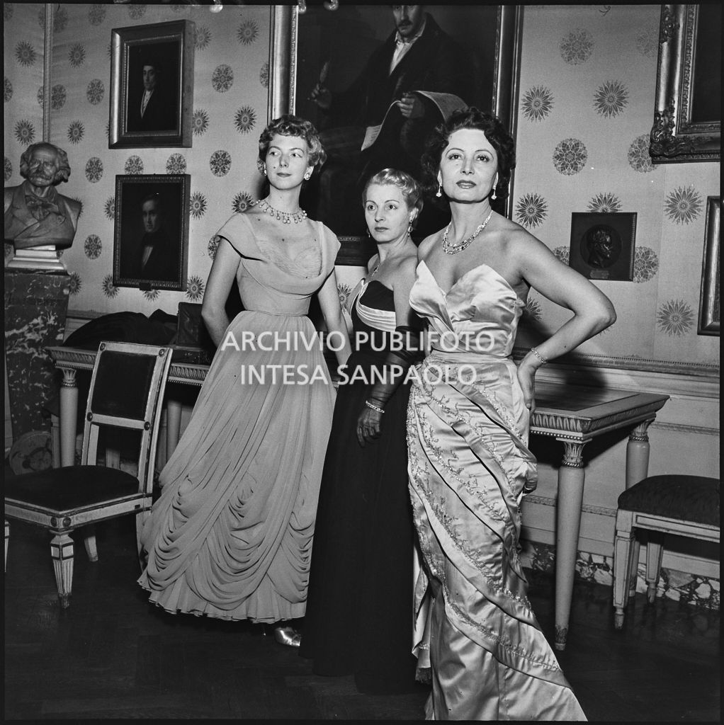 Da destra, la baronessa Bianca Maria Hubner con le signore Smiderle e Bernasconi, al Teatro alla Scala, in occasione della serata inaugurale della stagione lirica 1953-1954 con l'opera "La Wally", di Alfredo Catalani, diretta da Carlo Maria Giulini, con la regia di Tatiana Pavlova