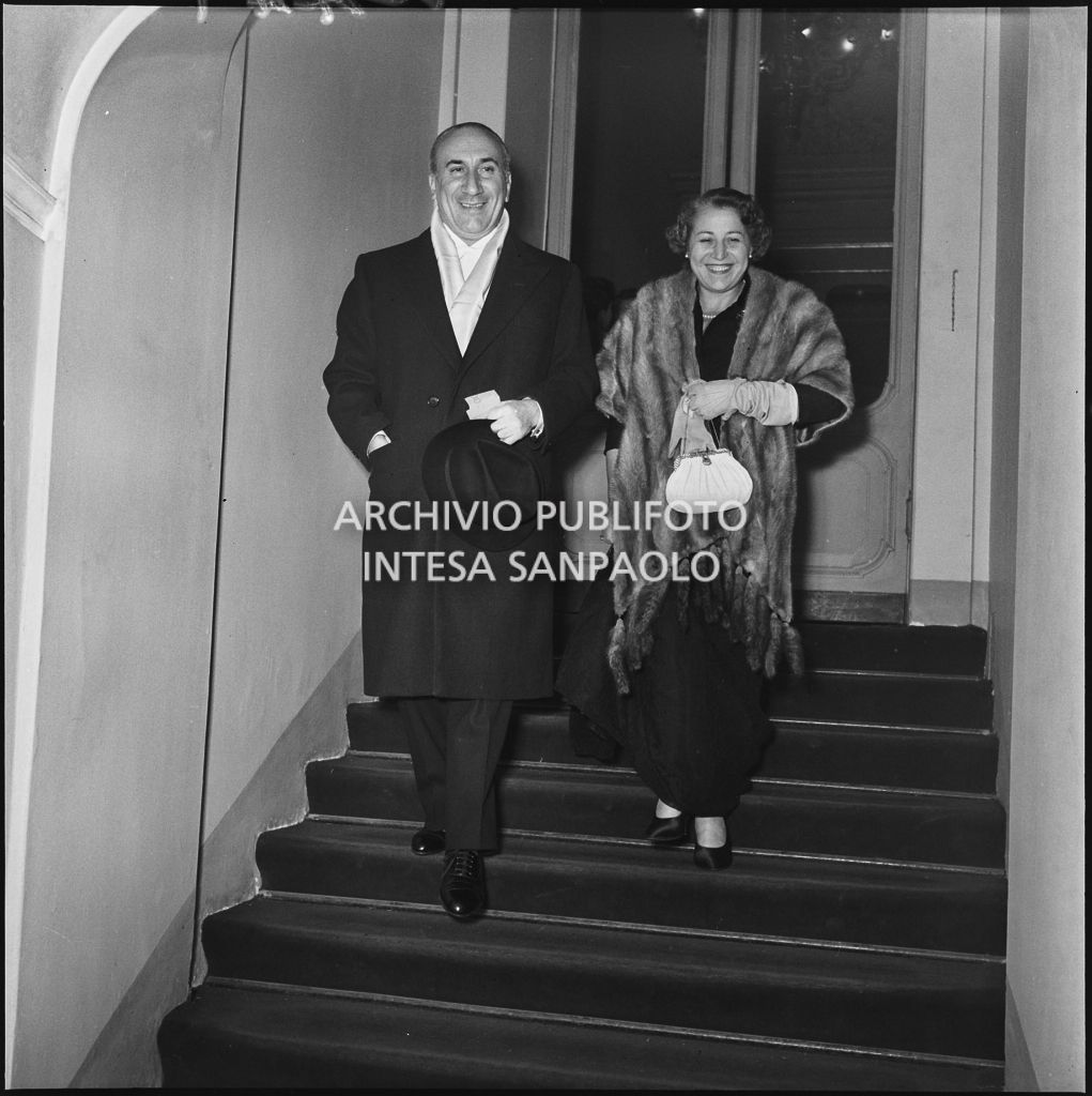 I coniugi Paone al Teatro alla Scala in occasione della serata inaugurale della stagione lirica 1953-1954 con l'opera "La Wally", di Alfredo Catalani, diretta da Carlo Maria Giulini, con la regia di Tatiana Pavlova