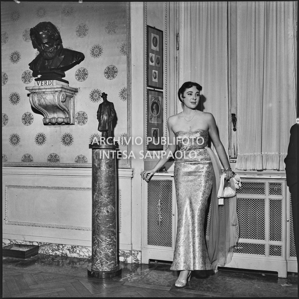 Belen Marshall al Teatro alla Scala in occasione della serata inaugurale della stagione lirica 1953-1954 con l'opera "La Wally", di Alfredo Catalani, diretta da Carlo Maria Giulini, con la regia di Tatiana Pavlova