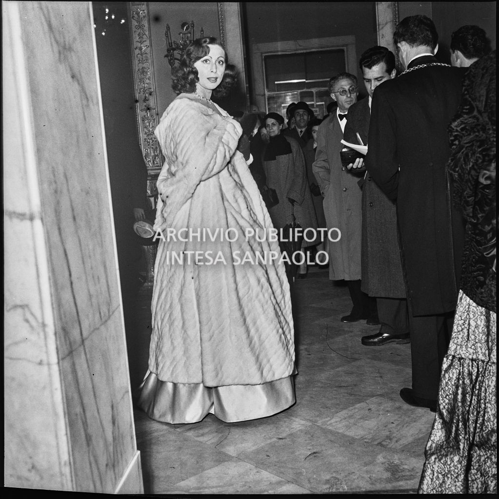 La contessa Cella, al Teatro alla Scala, in occasione della serata inaugurale della stagione lirica 1953-1954 con l'opera "La Wally", di Alfredo Catalani, diretta da Carlo Maria Giulini, con la regia di Tatiana Pavlova