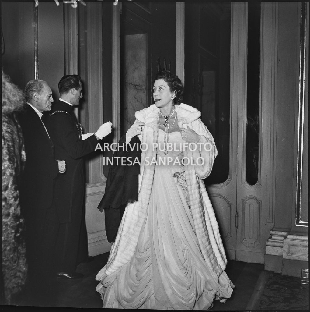 Angela Maria Scaltriti nel foyer del Teatro alla Scala in occasione della serata inaugurale della stagione lirica 1953-1954 con l'opera "La Wally", di Alfredo Catalani, diretta da Carlo Maria Giulini, con la regia di Tatiana Pavlova
