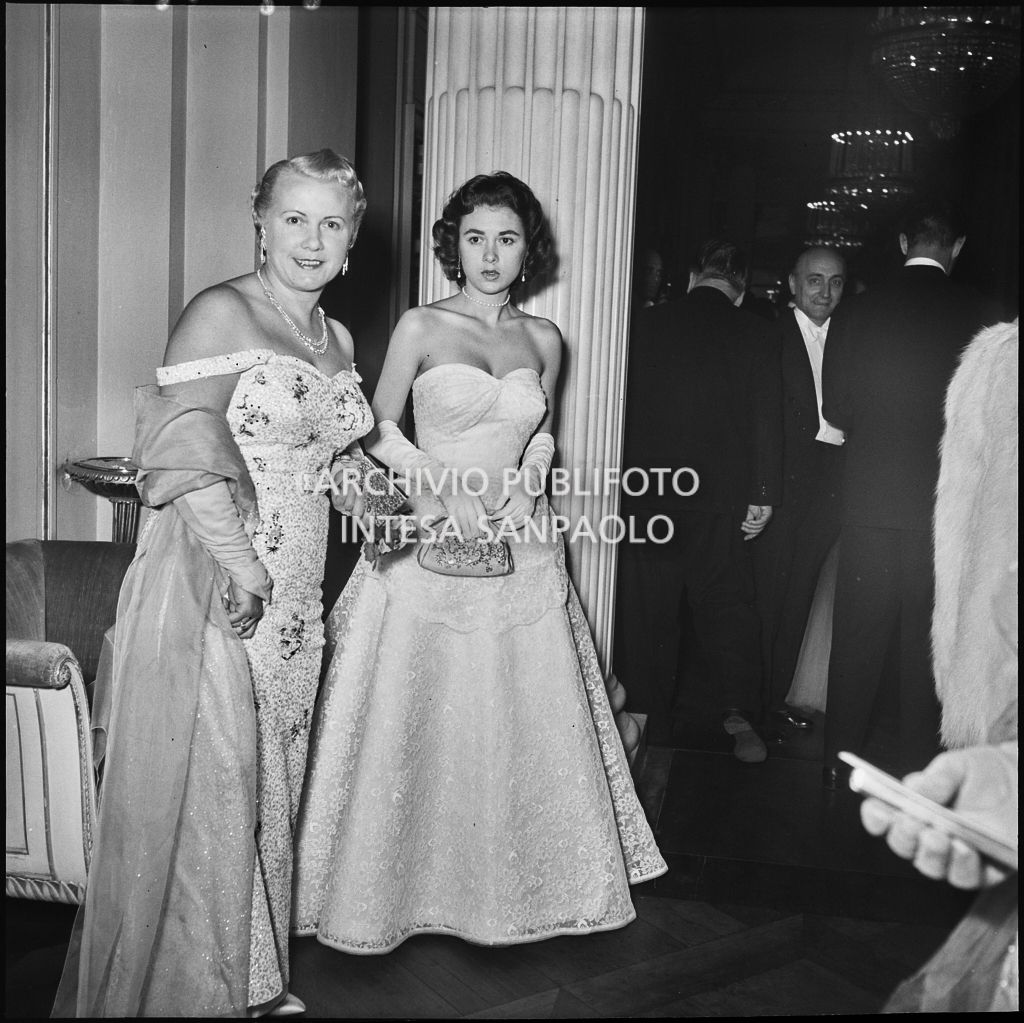 Angela Rannelli con la madre, al Teatro alla Scala, in occasione della serata inaugurale della stagione lirica 1953-1954 con l'opera "La Wally", di Alfredo Catalani, diretta da Carlo Maria Giulini, con la regia di Tatiana Pavlova