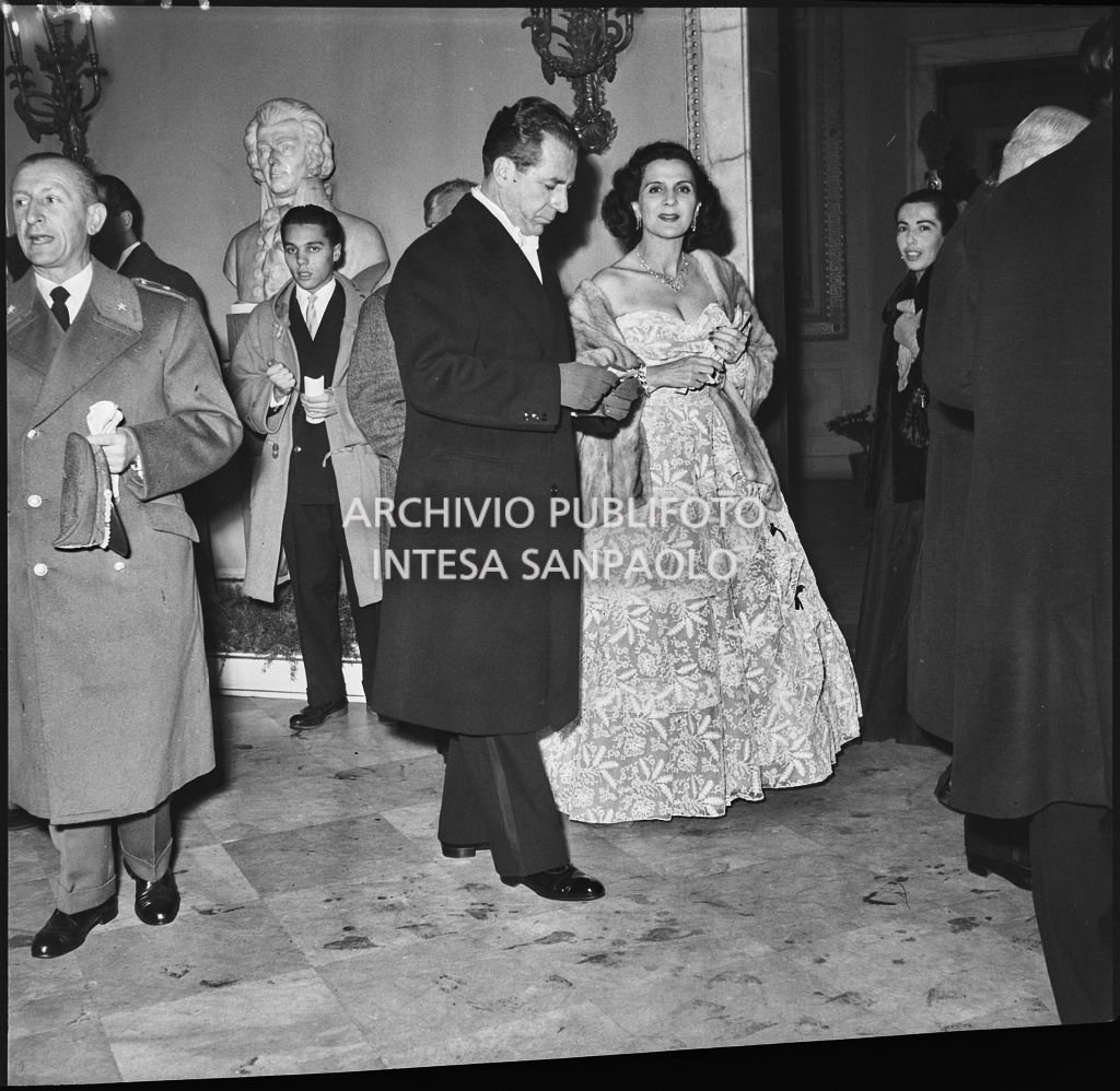 Anita Bracco nel foyer del Teatro alla Scala, in occasione della serata inaugurale della stagione lirica 1953-1954 con l'opera "La Wally", di Alfredo Catalani, diretta da Carlo Maria Giulini, con la regia di Tatiana Pavlova