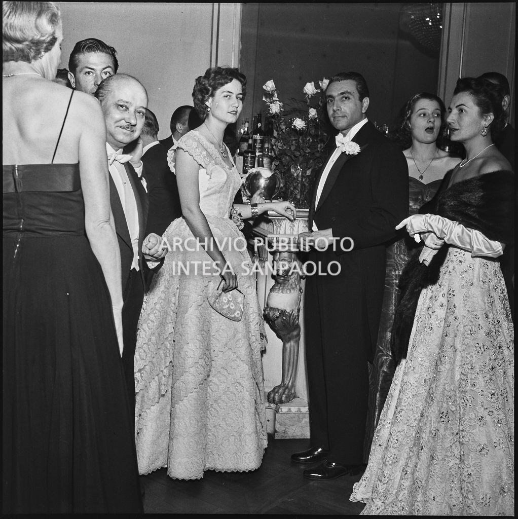 I coniugi Cook, tra gli altri, al Teatro alla Scala, in occasione della serata inaugurale della stagione lirica 1953-1954 con l'opera "La Wally", di Alfredo Catalani, diretta da Carlo Maria Giulini, con la regia di Tatiana Pavlova