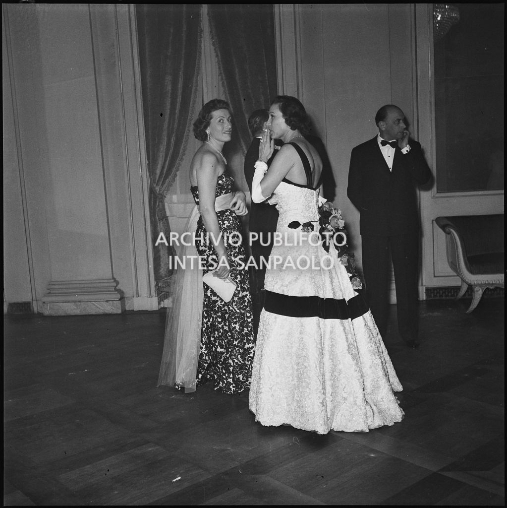Le signore De Luigi e Bronzino, al Teatro alla Scala, in occasione della serata inaugurale della stagione lirica 1953-1954 con l'opera "La Wally", di Alfredo Catalani, diretta da Carlo Maria Giulini, con la regia di Tatiana Pavlova