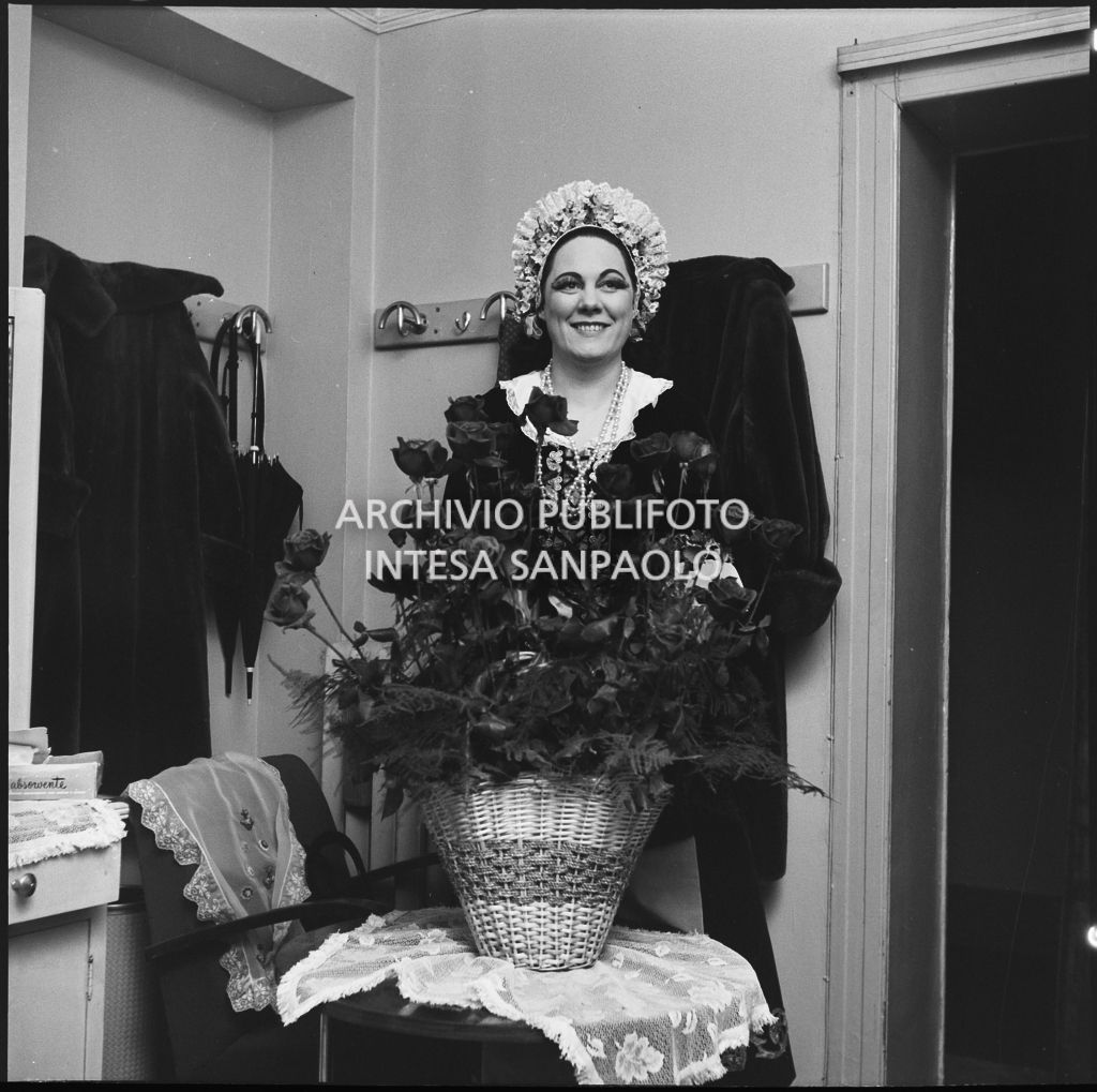 Il soprano Renata Tebaldi in camerino al Teatro alla Scala in occasione della serata inaugurale della stagione lirica 1953-1954 con l'opera "La Wally", di Alfredo Catalani, diretta da Carlo Maria Giulini, con la regia di Tatiana Pavlova