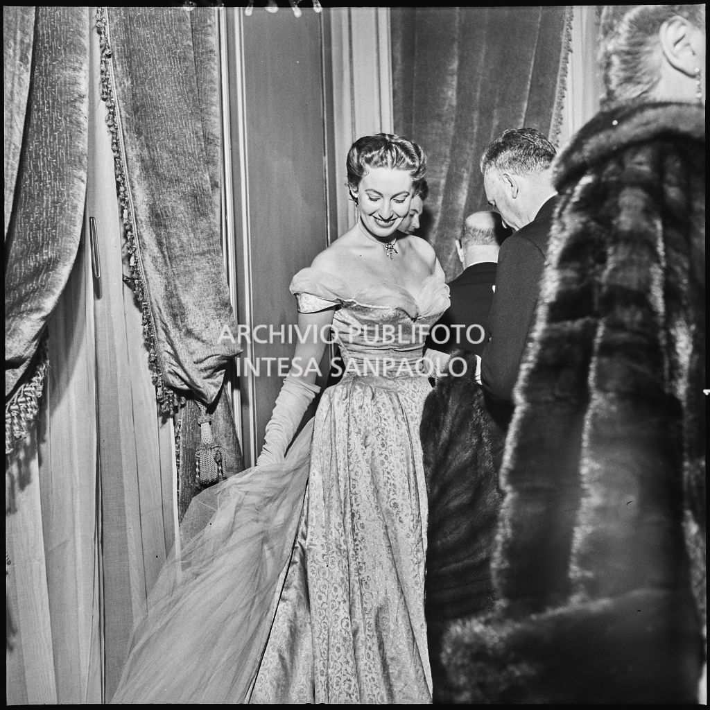 Fulvia Colombo nel foyer del Teatro alla Scala in occasione della serata inaugurale della stagione lirica 1953-1954 con l'opera "La Wally", di Alfredo Catalani, diretta da Carlo Maria Giulini, con la regia di Tatiana Pavlova