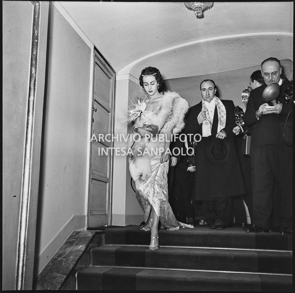La marchesa Garroni Carbonara al Teatro alla Scala in occasione della serata inaugurale della stagione lirica 1953-1954 con l'opera "La Wally", di Alfredo Catalani, diretta da Carlo Maria Giulini, con la regia di Tatiana Pavlova
