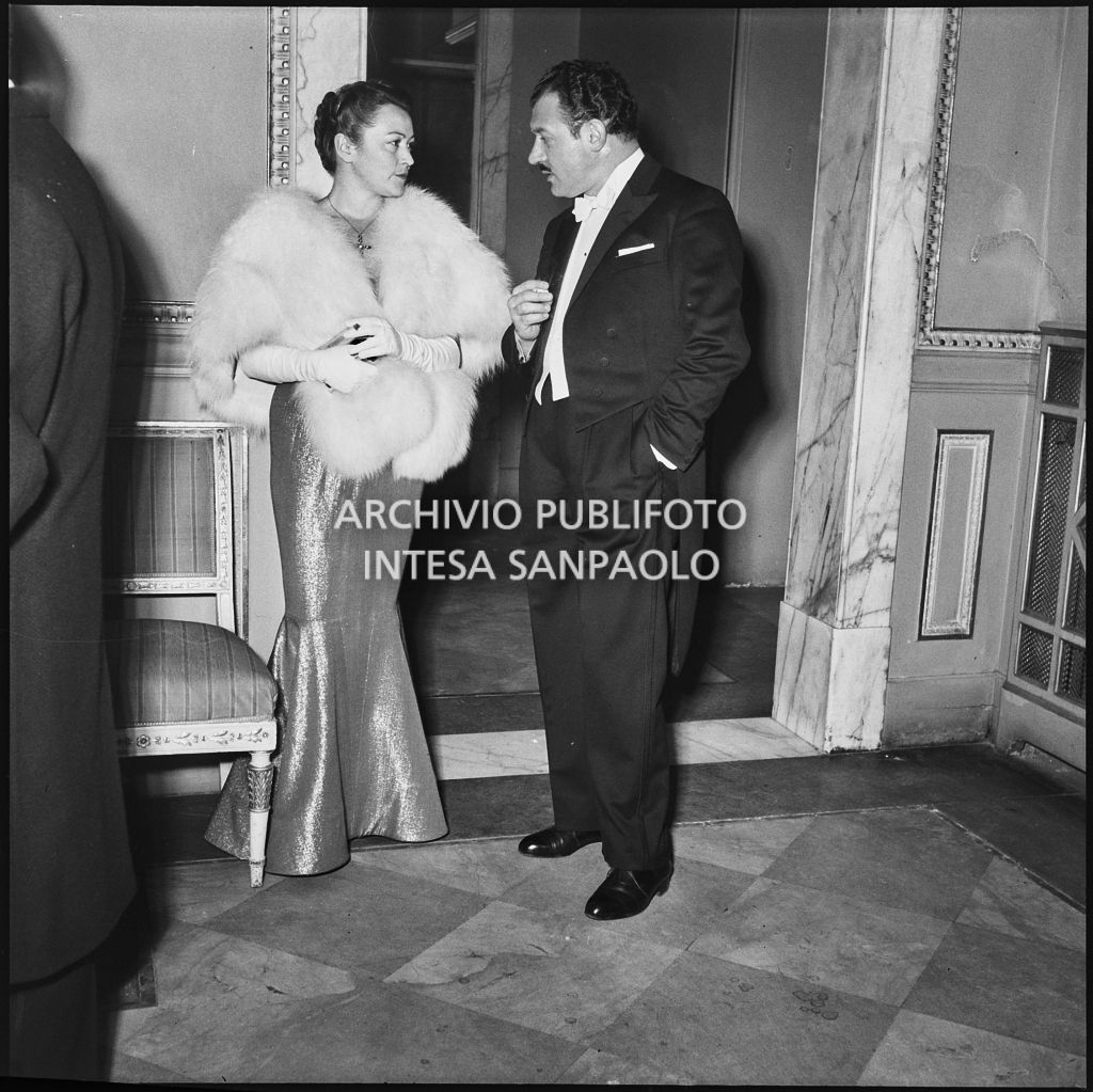 Giuseppe Merlo con la moglie, al Teatro alla Scala, in occasione della serata inaugurale della stagione lirica 1953-1954 con l'opera "La Wally", di Alfredo Catalani, diretta da Carlo Maria Giulini, con la regia di Tatiana Pavlova