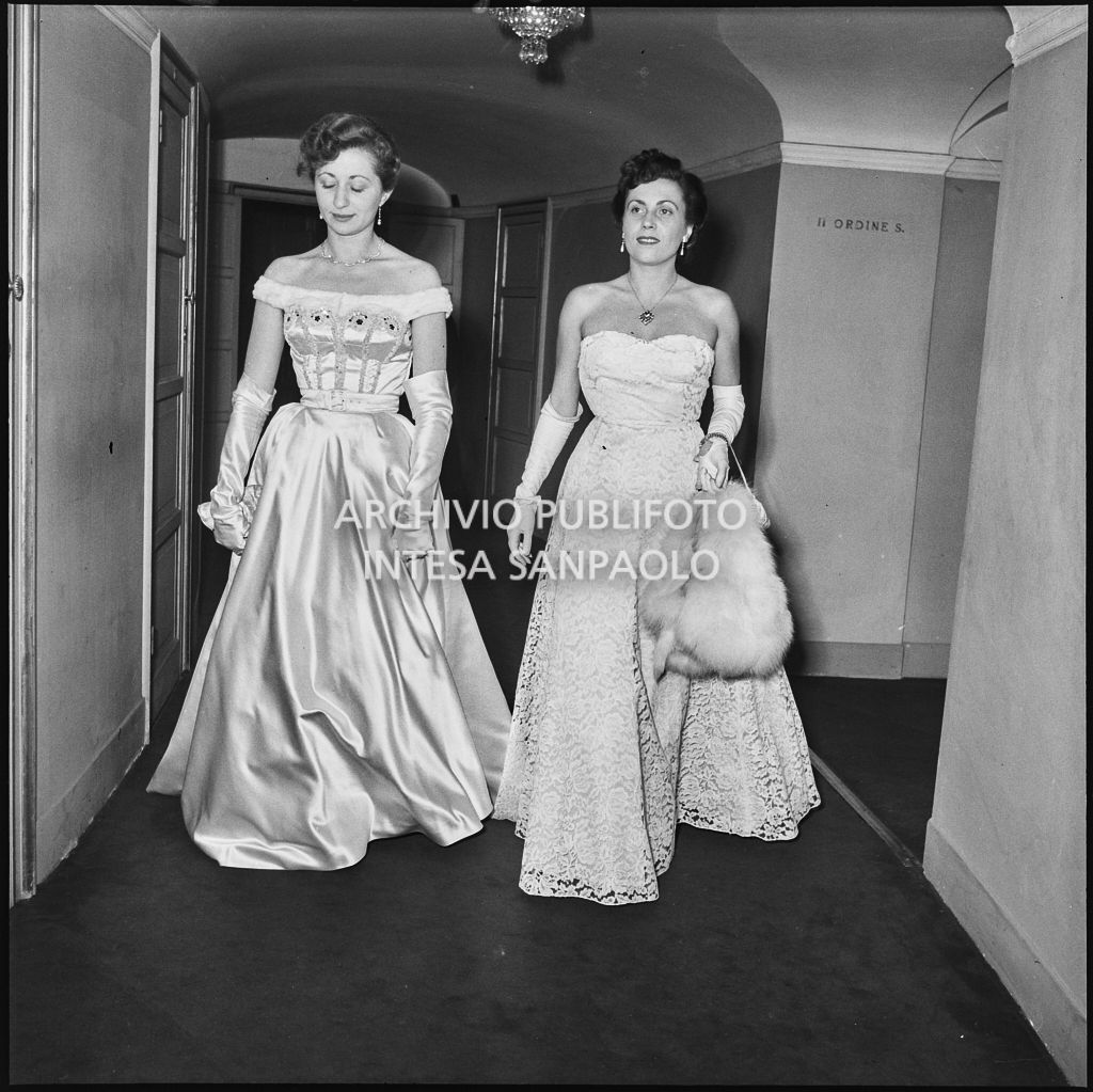 Gianna Bregliona e Mimi Ansaldo, al Teatro alla Scala, in occasione della serata inaugurale della stagione lirica 1953-1954 con l'opera "La Wally", di Alfredo Catalani, diretta da Carlo Maria Giulini, con la regia di Tatiana Pavlova